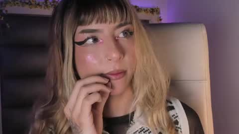 hellen__smith_ online show from July 28, 8:23 pm