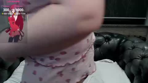 Snapshot of hellen_miller__ chatting on June 29, 1:33 pm Hellen online show from June 29, 1:33 pm