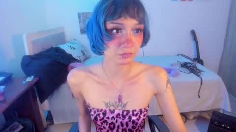 Snapshot of helloskinnygirls chatting on November 23, 10:09 pm Raven and Momo online show from November 23, 10:09 pm