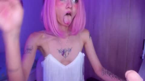 Snapshot of helloskinnygirls chatting on January 5, 10:02 pm Raven and Momo online show from January 5, 10:02 pm