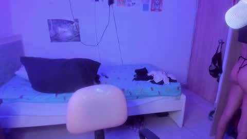 Snapshot of helloskinnygirls chatting on January 6, 9:39 pm Raven and Momo online show from January 6, 9:39 pm