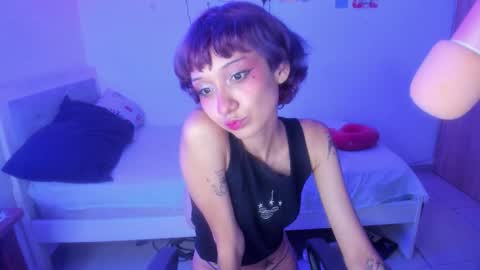 Snapshot of helloskinnygirls chatting on February 2, 3:27 am Raven and Momo online show from February 2, 3:27 am