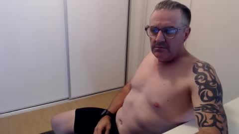 Snapshot of hempie1973 chatting on November 12, 6:47 am hempie1973 online show from November 12, 6:47 am