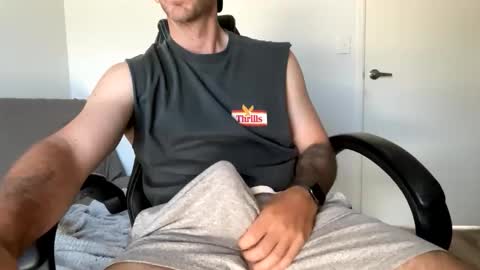 Snapshot of hendo92 chatting on December 18, 3:23 am Hendo online show from December 18, 3:23 am