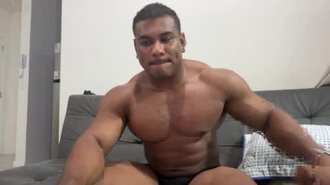 Snapshot of henrimusclee chatting on January 17, 11:18 pm Henri online show from January 17, 11:18 pm