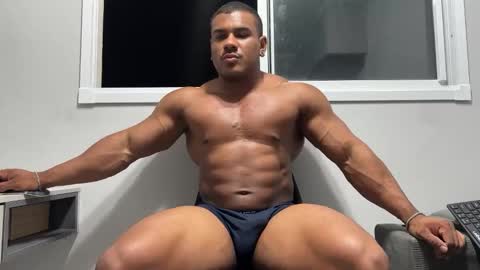 Snapshot of henrimusclee chatting on February 19, 11:36 pm Henri online show from February 19, 11:36 pm