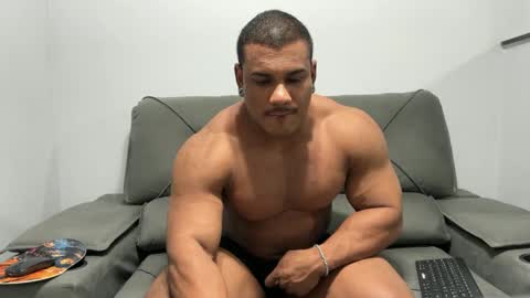 Snapshot of henrimusclee chatting on February 23, 9:59 pm Henri online show from February 23, 9:59 pm