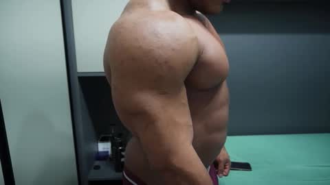 Snapshot of henrimusclee chatting on September 26, 12:47 am Henri online show from September 26, 12:47 am