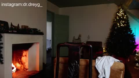 Snapshot of hercules__ chatting on December 26, 9:55 am Gregblonde Alextattoo online show from December 26, 9:55 am