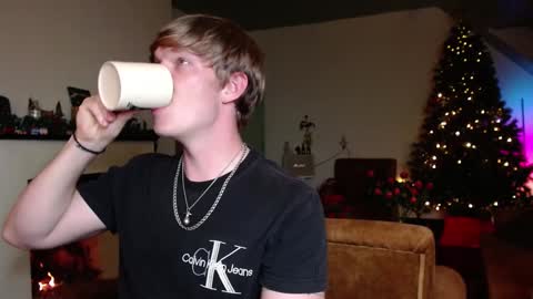 Snapshot of hercules__ chatting on December 28, 12:13 pm Gregblonde Alextattoo online show from December 28, 12:13 pm
