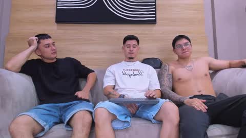 heteros men online show from April 18, 1:09 am