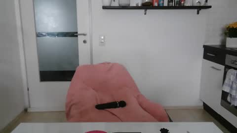 lara online show from April 27, 4:16 pm