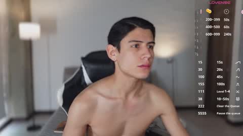 Snapshot of hey_cesard chatting on May 8, 12:32 pm hey_cesard online show from May 8, 12:32 pm