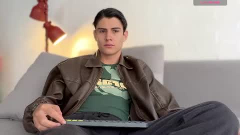 Snapshot of hey_cesard chatting on June 14, 5:37 pm hey_cesard online show from June 14, 5:37 pm