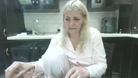 Snapshot of heyheygrey chatting on June 24, 10:47 am Heyheygrey online show from June 24, 10:47 am