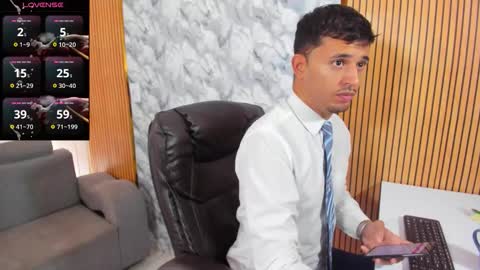 Snapshot of hiddenoffice chatting on November 5, 3:34 pm George online show from November 5, 3:34 pm