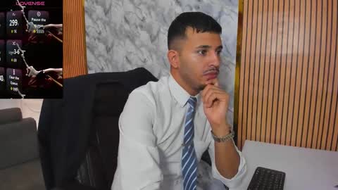 Snapshot of hiddenoffice chatting on November 12, 12:27 pm George online show from November 12, 12:27 pm