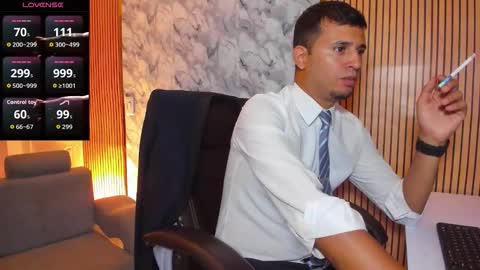 Snapshot of hiddenoffice chatting on November 22, 11:26 pm George online show from November 22, 11:26 pm