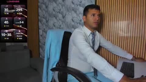 Snapshot of hiddenoffice chatting on December 15, 9:57 am George online show from December 15, 9:57 am