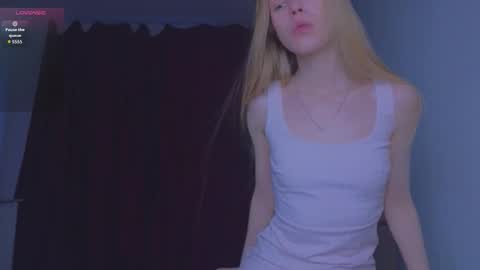 Snapshot of hihi_im_chloe chatting on October 22, 5:30 am Chloe online show from October 22, 5:30 am