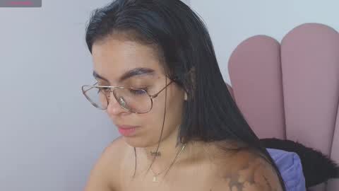 Snapshot of hillary_jones chatting on November 17, 4:07 am sarah online show from November 17, 4:07 am