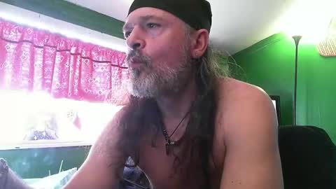 hippiedad333 online show from March 17, 1:25 pm