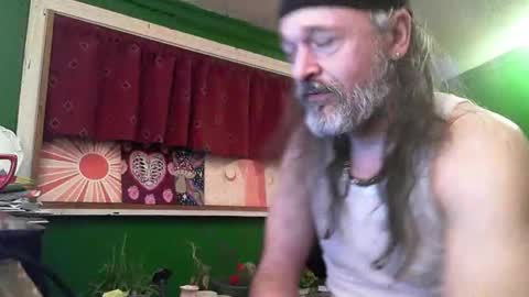 hippiedad333 online show from March 24, 5:45 am