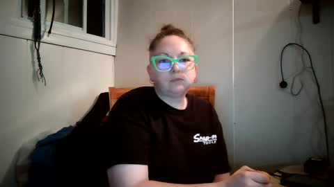 Snapshot of hippihope420 chatting on September 28, 1:11 am Bella online show from September 28, 1:11 am