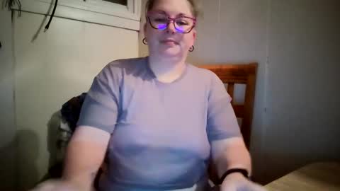 Snapshot of hippihope420 chatting on October 5, 9:29 am Bella online show from October 5, 9:29 am