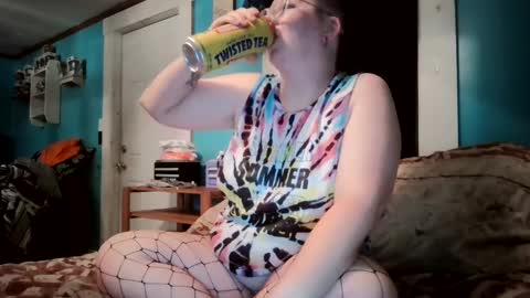 Snapshot of hippihope420 chatting on October 9, 1:14 am Bella online show from October 9, 1:14 am
