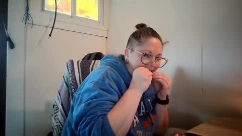 Snapshot of hippihope420 chatting on October 10, 12:37 pm Bella online show from October 10, 12:37 pm