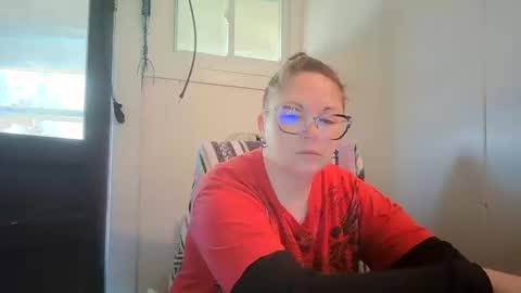 Snapshot of hippihope420 chatting on October 11, 6:50 pm Bella online show from October 11, 6:50 pm