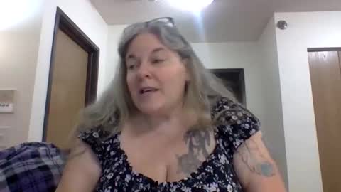 hippysnewhere online show from April 29, 2:04 am