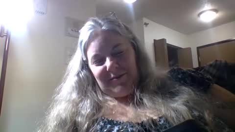 hippysnewhere online show from May 9, 2:28 am