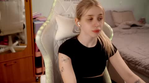 Holly online show from May 6, 6:02 pm
