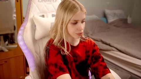 Holly online show from May 27, 6:49 pm
