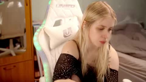 Holly online show from May 30, 7:55 pm