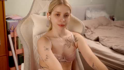 Holly online show from June 2, 8:44 pm
