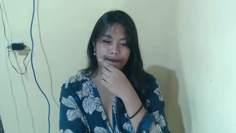 Snapshot of hoelylayla chatting on April 11, 3:38 pm Layla3 online show from April 11, 3:38 pm