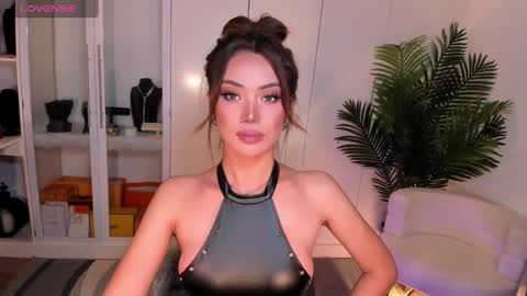 Snapshot of holee_laura chatting on December 2, 10:12 pm Ms. Laura online show from December 2, 10:12 pm