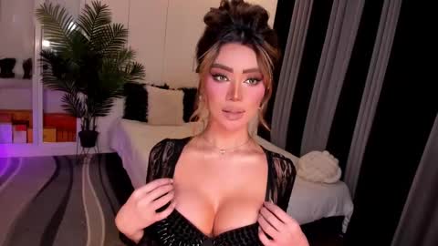 Snapshot of holee_laura chatting on September 17, 3:08 am Ms. Laura online show from September 17, 3:08 am