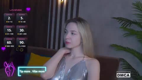 Snapshot of holl1would chatting on February 14, 3:33 am My social media links subscribe to support me online show from February 14, 3:33 am