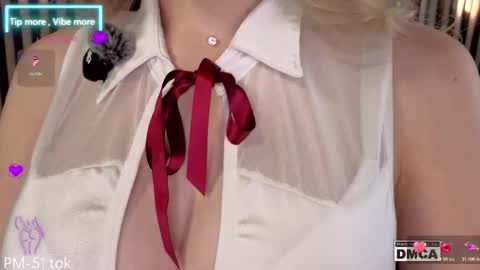 Snapshot of holl1would chatting on January 6, 7:39 pm My social media links subscribe to support me online show from January 6, 7:39 pm