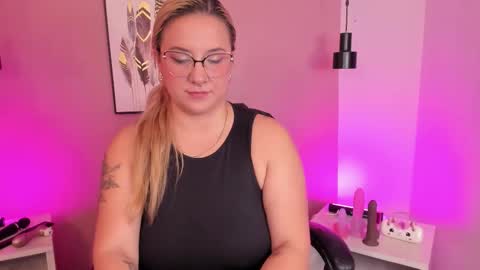 Hollie online show from October 30, 12:17 pm