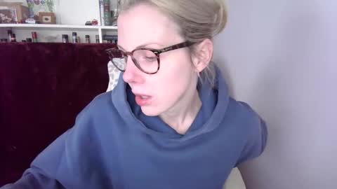 Snapshot of holly_bourbon chatting on March 19, 6:12 pm holly_bourbon online show from March 19, 6:12 pm