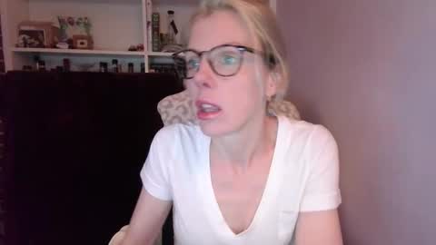 Snapshot of holly_bourbon chatting on March 26, 11:32 pm holly_bourbon online show from March 26, 11:32 pm