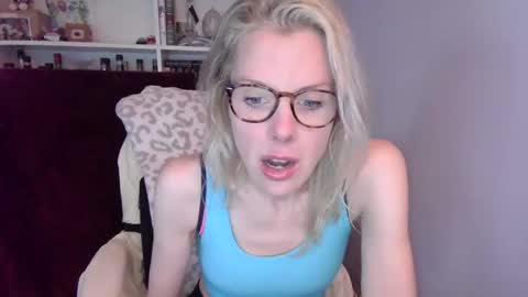 Snapshot of holly_bourbon chatting on March 31, 9:26 pm holly_bourbon online show from March 31, 9:26 pm