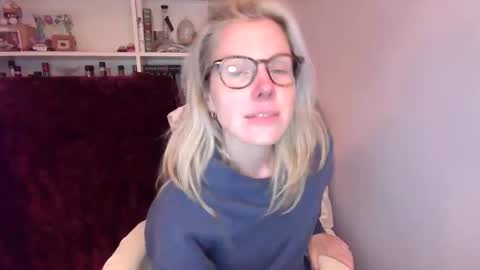 Snapshot of holly_bourbon chatting on April 7, 12:55 am holly_bourbon online show from April 7, 12:55 am