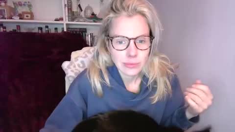 Snapshot of holly_bourbon chatting on April 7, 11:04 pm holly_bourbon online show from April 7, 11:04 pm