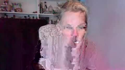 Snapshot of holly_bourbon chatting on April 22, 10:11 pm holly_bourbon online show from April 22, 10:11 pm